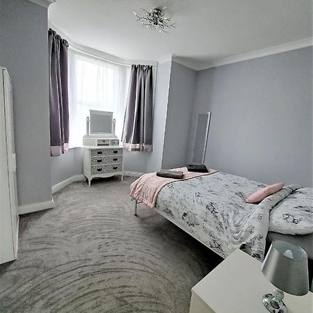 Апартаменты Large Flat Quite Location Modern And Well Equipped Суонидж Экстерьер фото