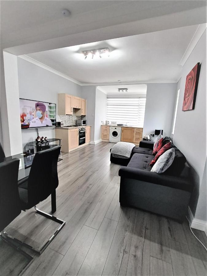 Апартаменты Large Flat Quite Location Modern And Well Equipped Суонидж Экстерьер фото