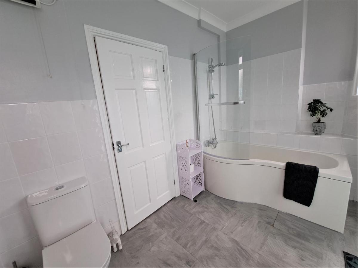 Апартаменты Large Flat Quite Location Modern And Well Equipped Суонидж Экстерьер фото